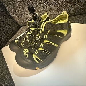 Keen Youth Green Hiking Closed Toe
Kids Sandals Waterproof Shoes Unisex
Size 13